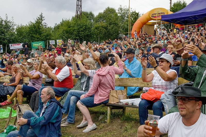 Diváci na 21. ročníku country festivalu Starý dobrý western na scéně v Letním kině v Bystřičce na Vsetínsku. Festival se konal od pátku 2. srpna do neděle 4. srpna 2019