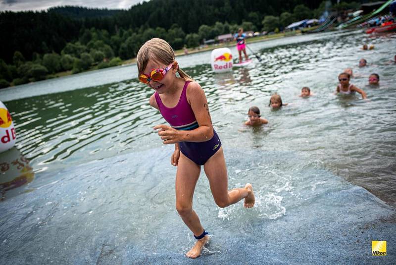 Rekordních 1 100 sportovců se zapojilo do 9. ročníku triatlonového závodu Valachy man, který se konal u vodní nádrže Na Stanoch v Novém Hrozenkově. Foto: Resort Valachy Velké Karlovicec