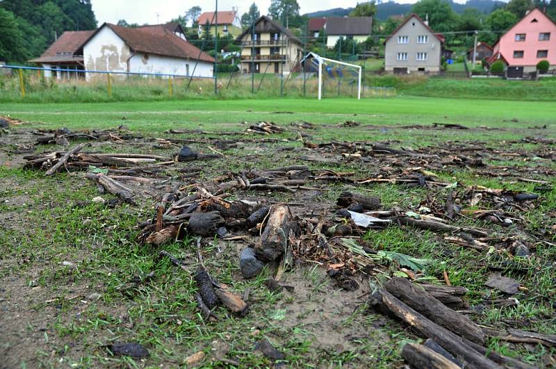 Fotbalové hřiště týmu FC Semetín poničené Semetínským potokem rozvodněným při silné bouřce a přívalovém dešti; pondělí 1. srpna 2016