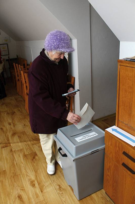 Zažila všechny prezidenty. V nejmenším volebním okrsku - Vsetín, Semetín přišla se svým hlasem pro budoucí hlavu státu i devadesátiletá Anastázie Jelínková.