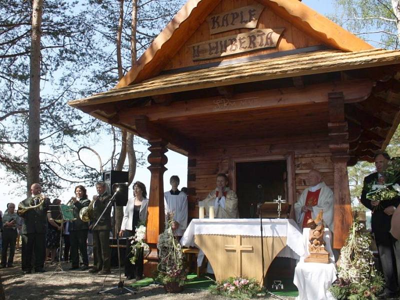 Ve Valašské Senici světili novou dřevěnou kapličku. Zasvěila se svatým Hubertovi a Josefovi.