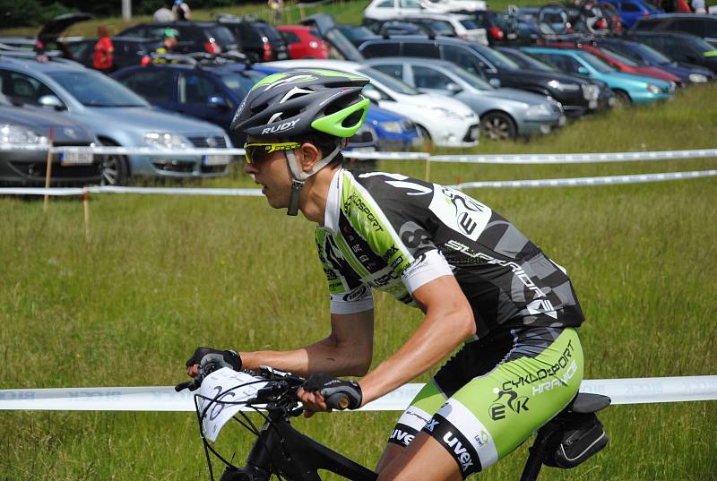 Sto osm bikerů, od žáků po veterány, se v sobotu 2. června 2018 vydalo na trať sedmého ročníku závodu horských kol Stavařská Spedos tisícovka, který stavební průmyslovka ve Valašském Meziříčí pořádá zároveň jako memoriál zdejšího učitele a výborného cykli