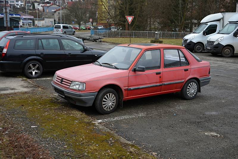 S autovraky a dlouhodobě odstavenými auty se potýkají města i  vesnice.