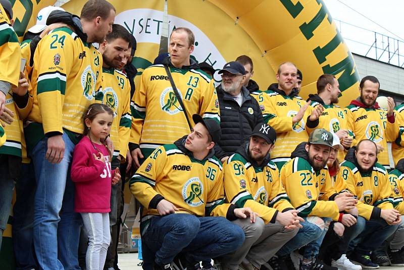 Před vsetínskou radnicí se v sobotu odpoledne sešly žlutozelené davy hokejových fandů, aby oslavily obrovský úspěch vsetínských hokejistů, kteří si čtvrteční výhrou nad Jabloncem zajistili postup do první ligy. Tým vítězů svým fanouškům vyjádřil díky za n