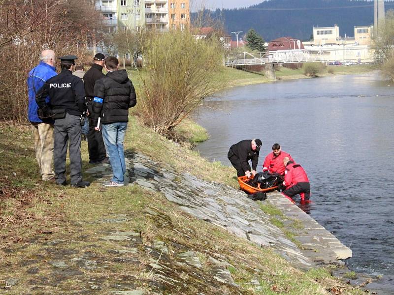 Ve čtvrtek 30. března bylo u levého břehu řeky Bečvy ve vodě nalezeno tělo. Po příjezdu policie zjistila že jde o tělo muže, který už nejevil známky života. Příčinu úmrtí policie vyšetřuje.