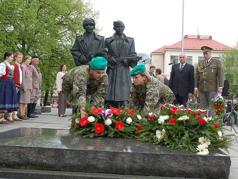 Ve Vsetíně na Náměstí Osvobození si v úterý 4. května připomněli 65. výročí osvobození města.