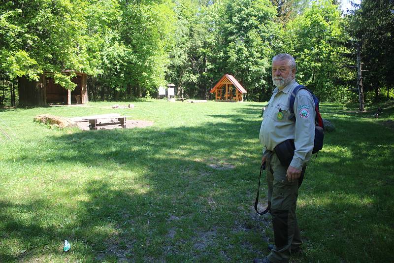 Jaromír Navrátil je dobrovolným strážcem CHKO Beskydy. Pulčínské skály mu učarovaly už v dětství. Je i okolí chrání už přes čtyřicet let. Dohlíží i nad pořádkem ve zdejším veřejném tábořišti.