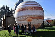 Model planety Jupiter si v meziříčské hvězdárně prohlédli školáci. Nechyběl odborný výklad; říjen 2022