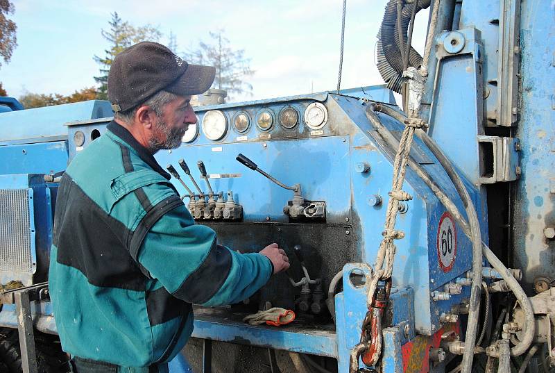 Pracovníci odborné firmy provádějí geotechnický průzkum budoucího úseku silnice I/57 od valašskomeziříčské místní části Bynina po výjezd do Jarcové, známého také jako západní obchvat města; říjen 2019