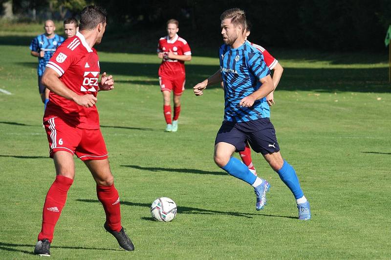 Fotbalisté Valašského Meziříčí (v červených dresech) prohráli na hřišti ve Všechovicích 0:2.