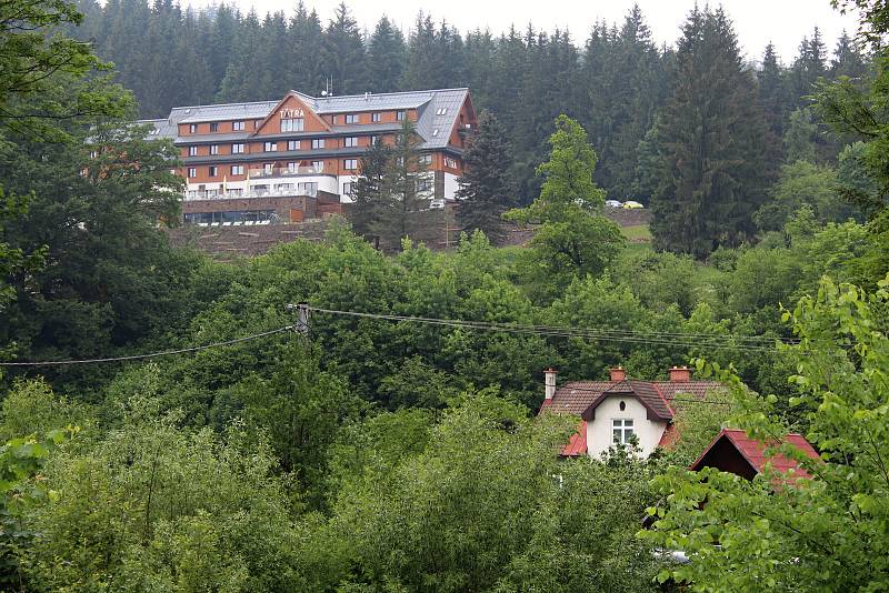 Hotel Tatra ve Velkých Karlovicích, v popředí dům Mikulcových.