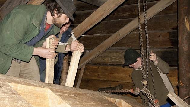 Řemeslníci ve Valašském muzeu v přírodě v Rožnově pod Radhoštěm zahájili nutnou předsezonní údržbu lidových staveb.