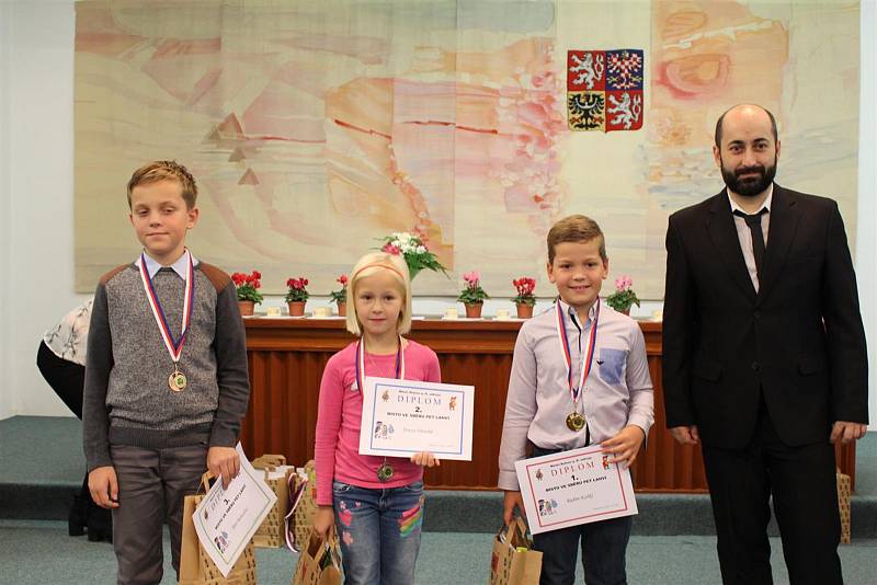 Rožnovská radnice ocenila děti za sběr PET lahví. Za minulý školní rok se žákům místních mateřských a základních škol podařilo sesbírat 25 tun plastového odpadu.