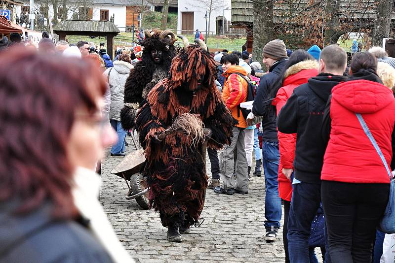 Tradiční vánoční jarmark ve Valašském muzeu v přírodě v Rožnově pod Radhoštěm zpestřily v sobotu a neděli 14. a 15. prosince 2019 obchůzky čertovských družin ze Zděchova, Lačnova i Valašských Klobouk.