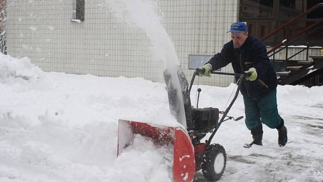 Ve Vsetíně napadlo třicet centimetrů sněhu, jarní očistu proto vystřídala zimní údržba.