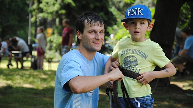 Městečko plné zábavných her vyrostlo v neděli 17. června 2018 v parku u valašskomeziříčského zámku Kinských. Vytvořilo kulisy pro oslavu Dne otců, na kterou tátové přivedli své rodiny.