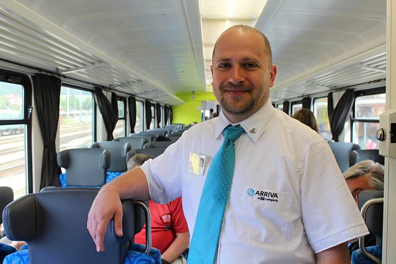 Společnost Arriva zavítala v pátek 12. července na Vsetín, aby budoucím cestujícím představila své soupravy. Cestujícím podával informace stevard Tomáš Vrba.