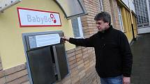 Výrobce babyboxů Zdeněk Juřica kontroluje ve čtvrtek 22. listopadu 2018 funkčnost nové schránky instalované v areálu Vsetínské nemocnice.