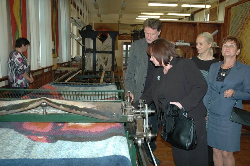Moravskou gobelínovou manufakturu ve Valašském Meziříčí navštívila ve středu odpoledne manželka prezidenta České republiky Ivana Zemanová.