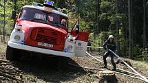 Zásah hasičů u lesního požáru v horách nad Huslenkami. 