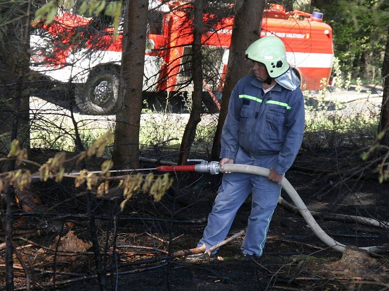 Zásah hasičů u lesního požáru v horách nad Huslenkami. 