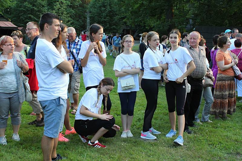 Součástí programu Mezinárodního folklorního festivalu Rožnovské slavnosti byly také Valašské hry. O první místo bojovalo v několika disciplínách osm folklorních souborů.