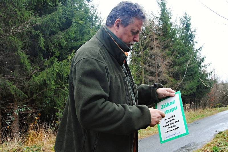 Jednatel společnosti Městské lesy a zeleň Valašské Meziříčí Marek Netolička rozmisťuje tabulky upozorňující na zákaz vstupu do mladých porostů. Zákaz vstupu do jehličnatých porostů mladších patnácti let platí v lesích patřících Valašskému Meziříčí od 1. d