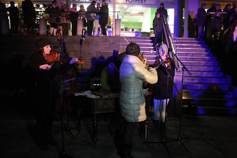 Folklórní soubor Vsacan zpíval tradičně den před Štědrým dnem koledy na Dolním náměstí ve Vsetíně