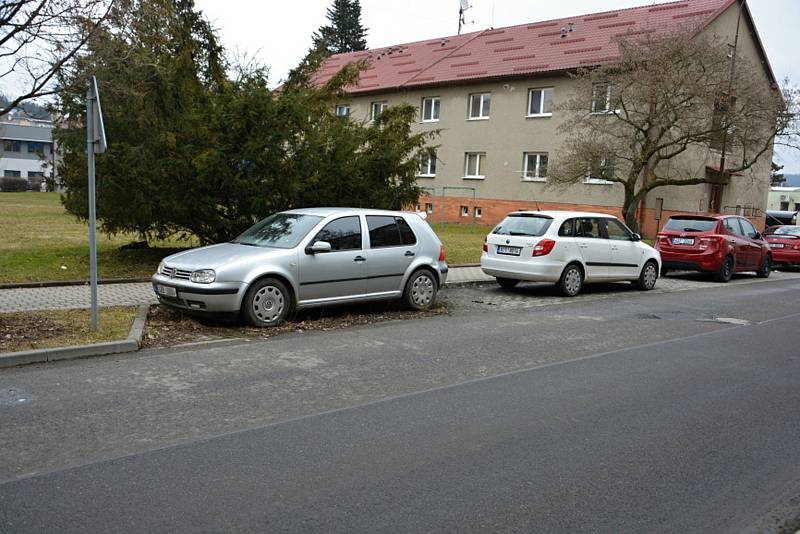 S autovraky a dlouhodobě odstavenými auty se potýkají města i  vesnice.