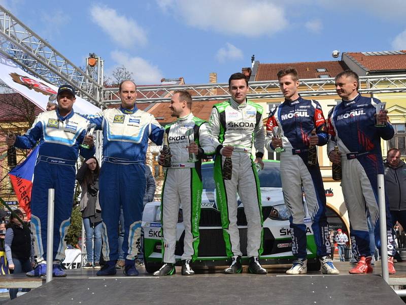 Úřadující domácí šampion Jan Kopecký ovládl stylem start - cíl úvodní podnik TrueCam MČR v Rally - 36.Janča Valašská Rally Valmez 2017. Druhého v cíli Václava Pecha porazil o více než minutu.