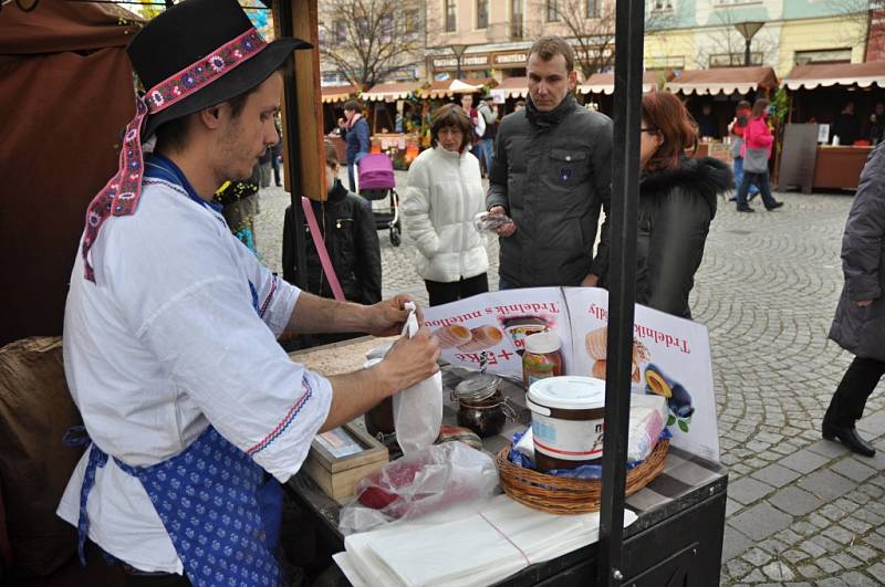 Velikonoční jarmark na Dolním náměstí ve Vsetíně. 