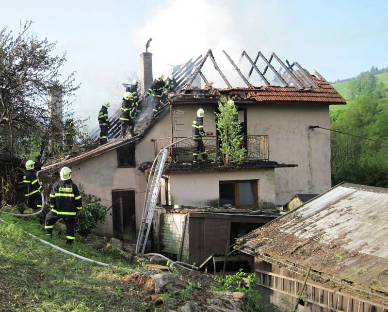 Hasiči likvidují požár rodinného domu v Malé Bystřici na Vsetínsku; neděle 22. května