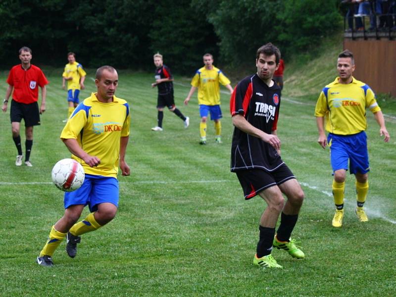 Fotbalisté Byniny (žluté dresy) v posledním kole III. třídy porazili Krhovou 4:0. 