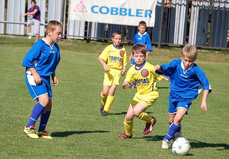 Starší přípravka ze Zašové chytila v posledních zápasech formu. V sobotu se o tom přesvědčila Krhová (žluté dresy), která si domů odvezla porážku 2:8. 