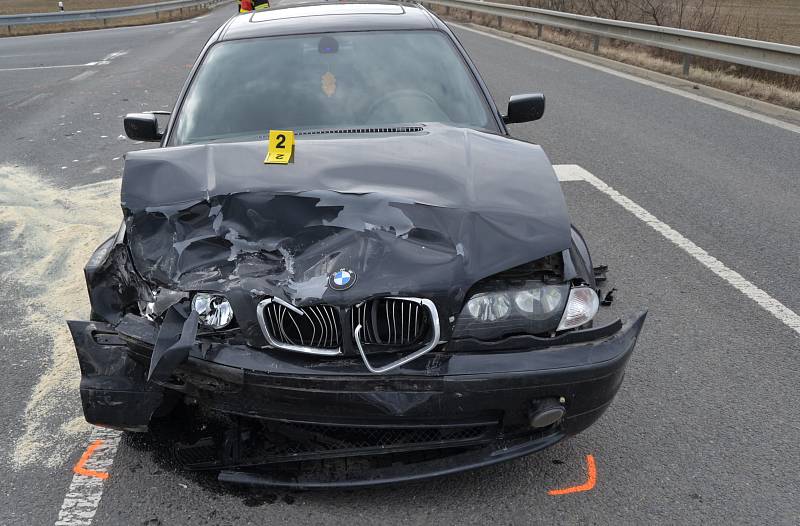 Nedání přednosti v jízdě bylo příčinou nedělní dopravní nehody u Ratiboře. Řidič a spolujezdkyně utrpěli lehká zranění