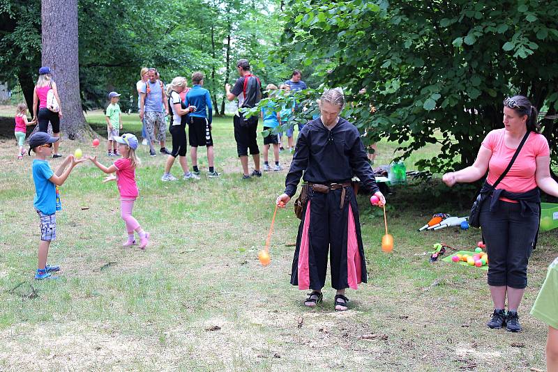 Zábavné odpoledne pro celou rodinu s názvem Divotvorný park připravili pořadatelé na středeční odpoledne v Městském parku Rožnov pod Radhoštěm. V seriálu oslav 750. výročí města si zejména děti užily sportovní hry, soutěže, zábavu v tvořivých dílnách, ple