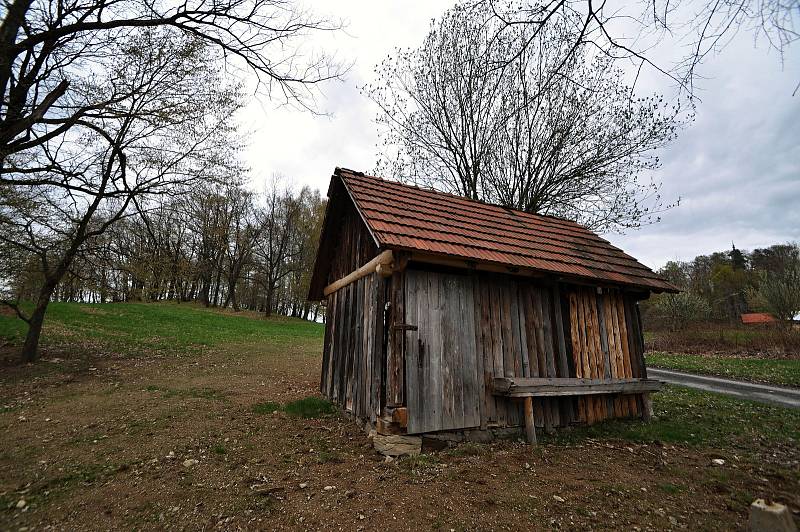 Ve Valašském muzeu v přírodě v Rožnově pod Radhoštěm budují nový areál Kolibiska. Postupně sem pracovníci skanzenu přemístí na tři desítky historických staveb; duben 2022