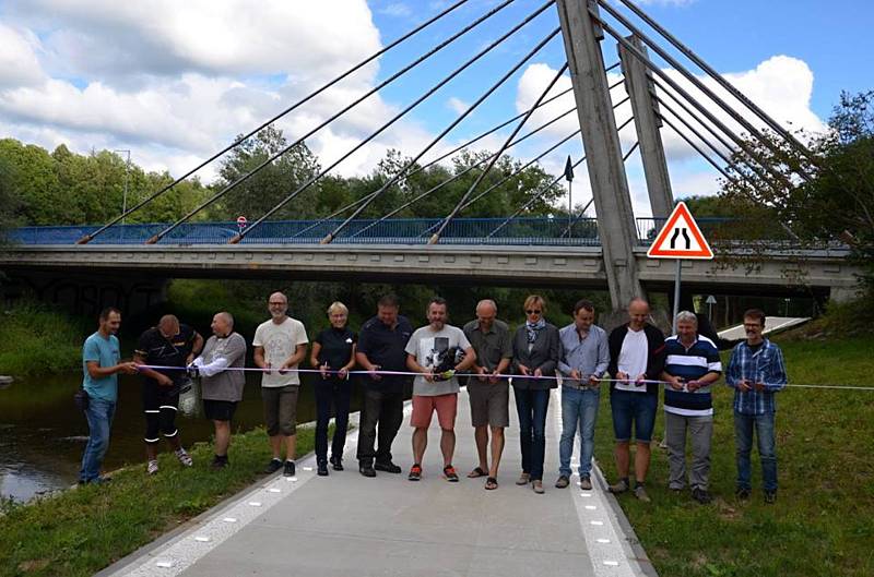 Nový úsek Cyklostezky Bečva pod hrachoveckým mostem ve Valašském Meziříčí je od středy 26. července 2017 v provozu. Sto sedmdesát metrů dlouhý úsek vyšel na 2,7 milionu korun.