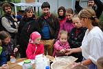 Farmářský den ve Valašském ekocentru patřil starým řemeslům. Příchozí si vyzkoušeli mlácení i mletí obilí, tkaní, praní na valše a další činnosti; Valašské Meziříčí, neděle 24. září 2017