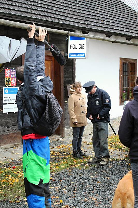 Filmaři natáčí ve Velkých Karlovicích volné pokračování seriálu Doktor Martin. Třináctidílná sada ponese název Strážmistr Topinka a hlavní roli si zahraje Robert Mikluš. V seriálu se nově objeví Jiří Bartoška nebo Jenovéfa Boková.