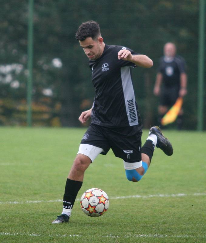 Fotbalisté Vigantic (v černém) se rozloučili s podzimní části I. A třídy skupiny A v derby s Rožnovem pod Radhoštěm přesvědčivou výhrou 5:0. Lví podíl na ni měli největší hvězdy Vigantic Milan Baroš a René Bolf, kteří dali po jedné brance, domácí útočník 