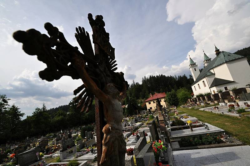 Horní Bečva - hřbitov a kostel svatého Jana a Pavla.