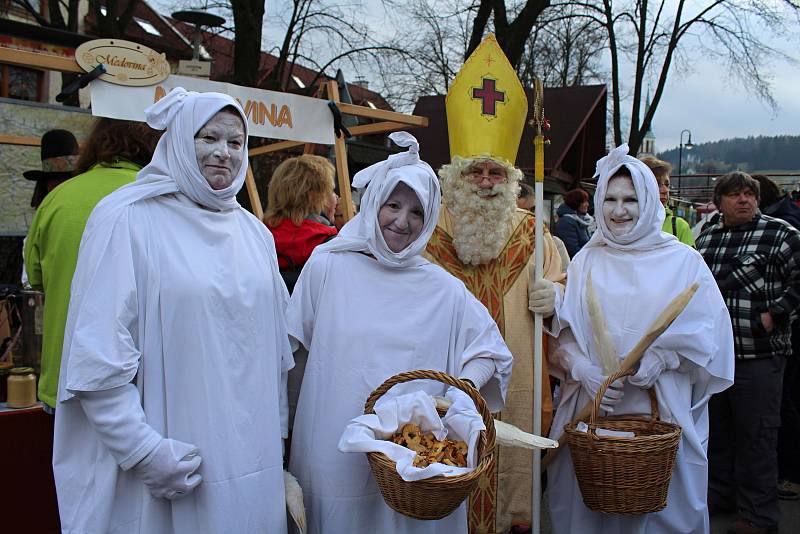 Tradičním Kateřinským jarmarkem ožila v sobotu 25. listopadu 2017 vesnice Hovězí na Horním Vsacku. Na návštěvníky čekaly prodejní stánky s jarmarečním zbožím, bohaté občerstvení, hudební doprovod, ale také soutěž v pojídání jitrnic nebo výstava zvonků Zaz