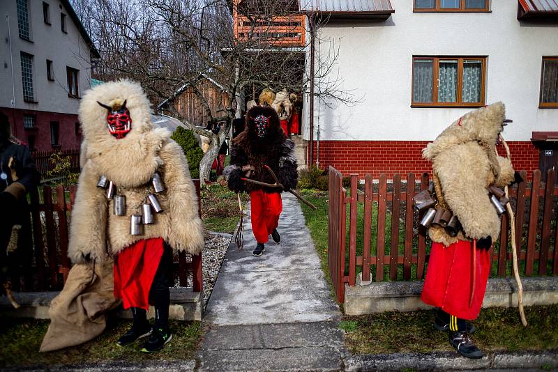 Muži v maskách čertů procházejí při oslavě svátku sv. Mikuláše, 4. prosince 2021 Valašskou Polankou na Vsetínsku.