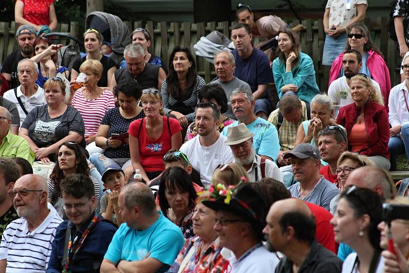 Na 40. Rožnovských slavnostech se představili v pátek 5. července 2019 absolventi Školy mladých odzemkářů.