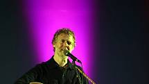 Oskarový zpěvák Glen Hansard a legendární irská kapela Interference  v Amfiteátru  v Zámeckém parku ve Valašském  Meziříčí.