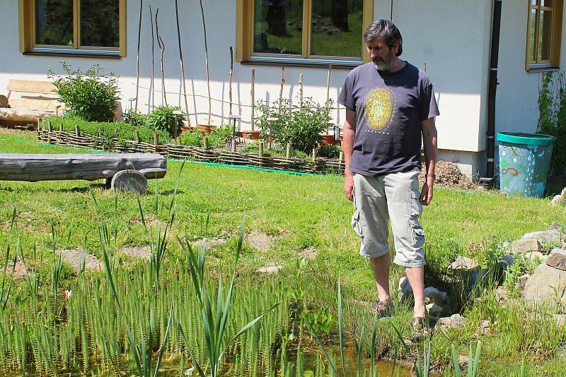 Dvaašedesátiletý Mirek Dvorský zasvětil přírodě celý život. Ve Valašském ekocentru v (Šafaříkova ul., Valašské Meziříčí) ukazuje jak pomoci přírodě v boji proti suchu - 19. května 2020.