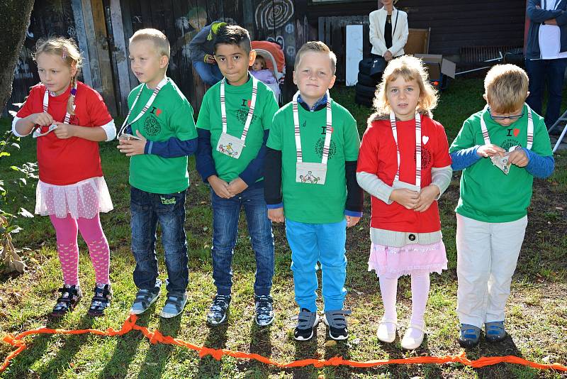 Na základní škole Integra zahájili školní rok tradičně na zahradě školy. Prvňáčky přišli přivítat žáci celé školy.