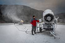 Ve Ski areálu Razula ve Velkých Karlovicích se ve čtvrtek 25. listopadu poprvé rozjela sněžná děla.