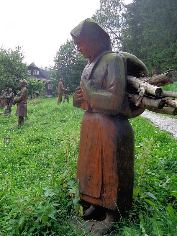 Dřevěné sochy ve Velkých Karlovicích.